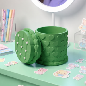 Kabartma Kalp Desenli Kapaklı Kalemlik – 3D Baskı Masaüstü Organizer - Yeşil