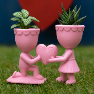Aşk Saksısı – 3D Baskı Kalp Tutan Çift Figürlü Dekoratif Saksı - Pembe