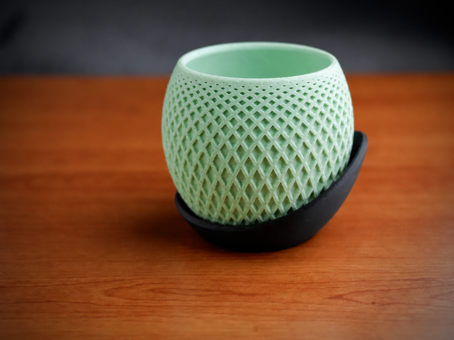 Küre Saksı – 3D Baskı Kafes Dokulu İki Parçalı Dekoratif Saksı - Mint-Siyah