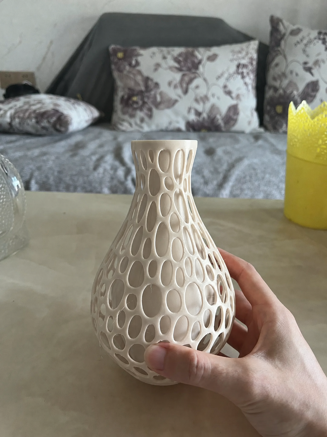 Petek Dokulu Vazo – 3D Baskı Delikli Dekoratif Vazo-Bej - Görsel 2