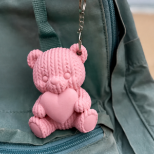 Kalpli Örgü Ayıcık Anahtarlık – 3D Baskı Sevimli Çanta Süsü-Pembe