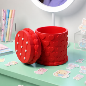 Kabartma Kalp Desenli Kapaklı Kalemlik – 3D Baskı Masaüstü Organizer - Kırmızı