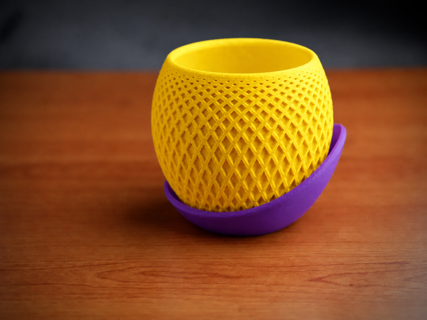 Küre Saksı – 3D Baskı Kafes Dokulu İki Parçalı Dekoratif Saksı - Sarı-Mor