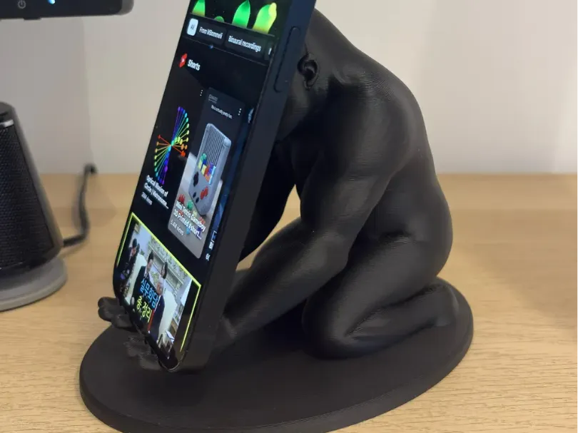 Goril Telefon Tutucu – 3D Baskı Kaslı Goril Masaüstü Telefon Standı-Siyah