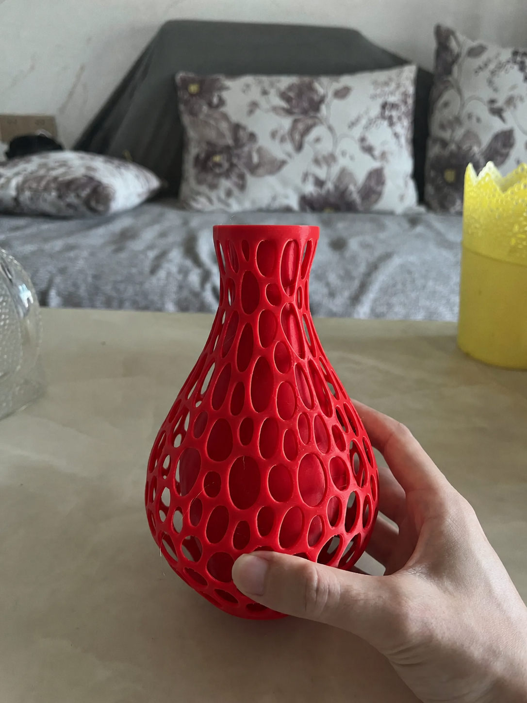 Petek Dokulu Vazo – 3D Baskı Delikli Dekoratif Vazo-Kırmızı - Görsel 2