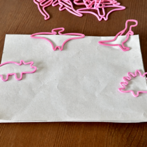 Dinozor Figürlü Kitap Ayracı ve Ataç Seti – 3D Baskı Karışık Desen - Pembe