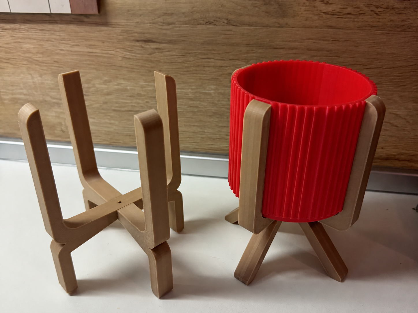 Ayaklı Çizgili Saksı – 3D Baskı Bej Standlı Dekoratif Saksı - Kırmızı