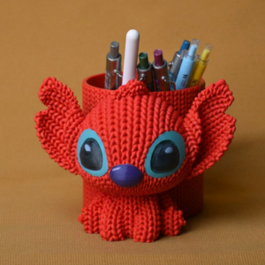 Knitted Kalemlik – 3D Baskı Sevimli Karakterli Masaüstü Kalem Organizeri-Kırmızı