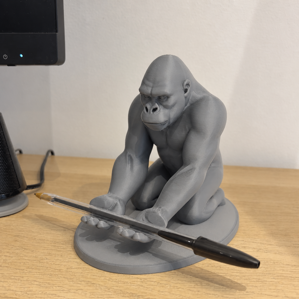 Goril Telefon Tutucu – 3D Baskı Kaslı Goril Masaüstü Telefon Standı-Gri - Görsel 3