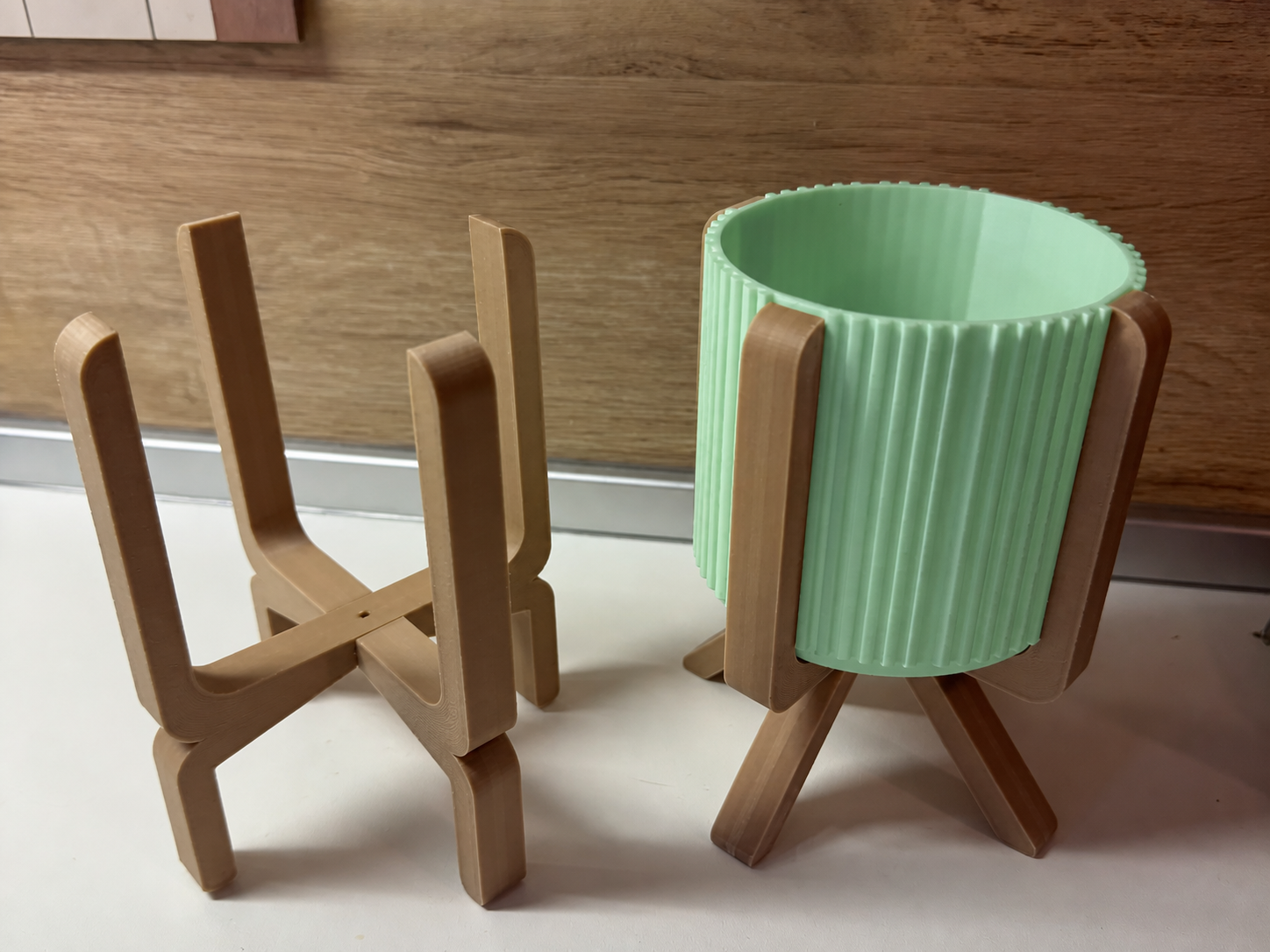 Ayaklı Çizgili Saksı – 3D Baskı Bej Standlı Dekoratif Saksı - Mint