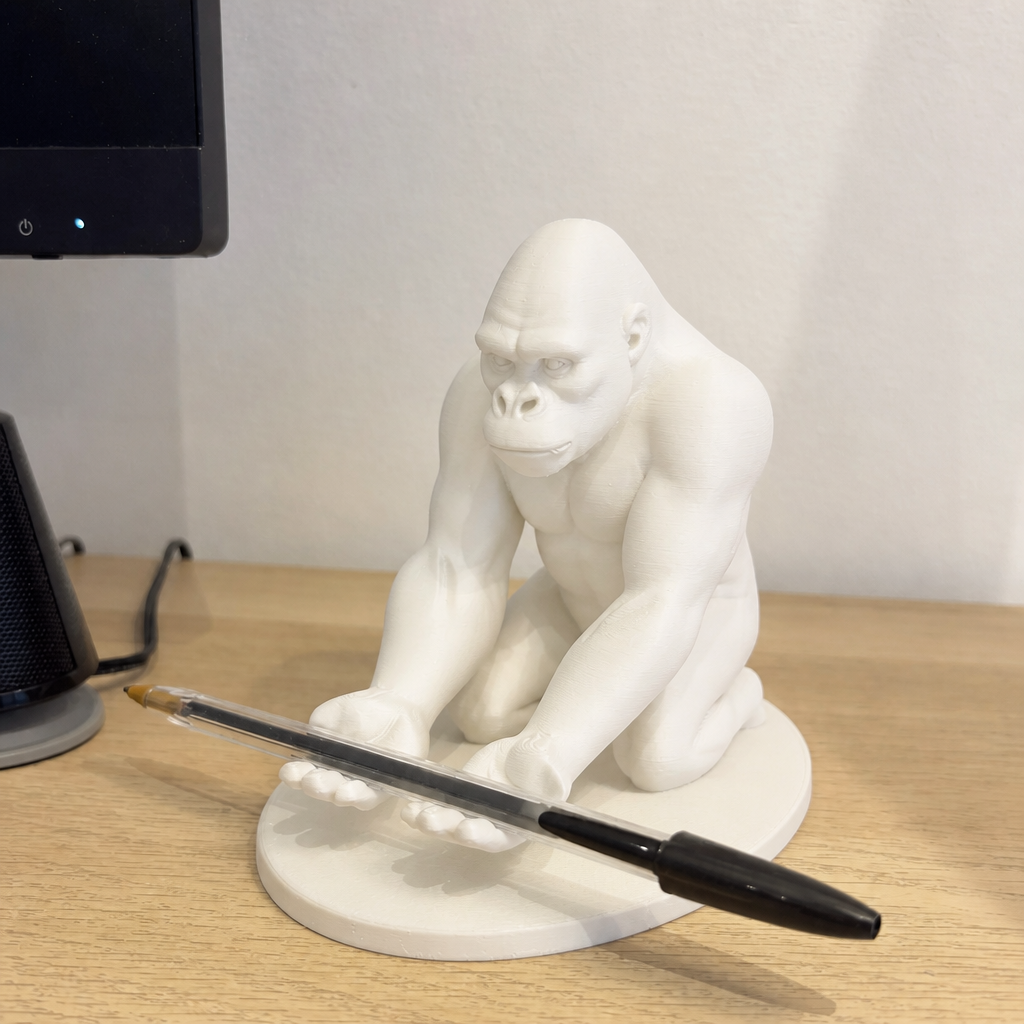 Goril Telefon Tutucu – 3D Baskı Kaslı Goril Masaüstü Telefon Standı-Beyaz - Görsel 3