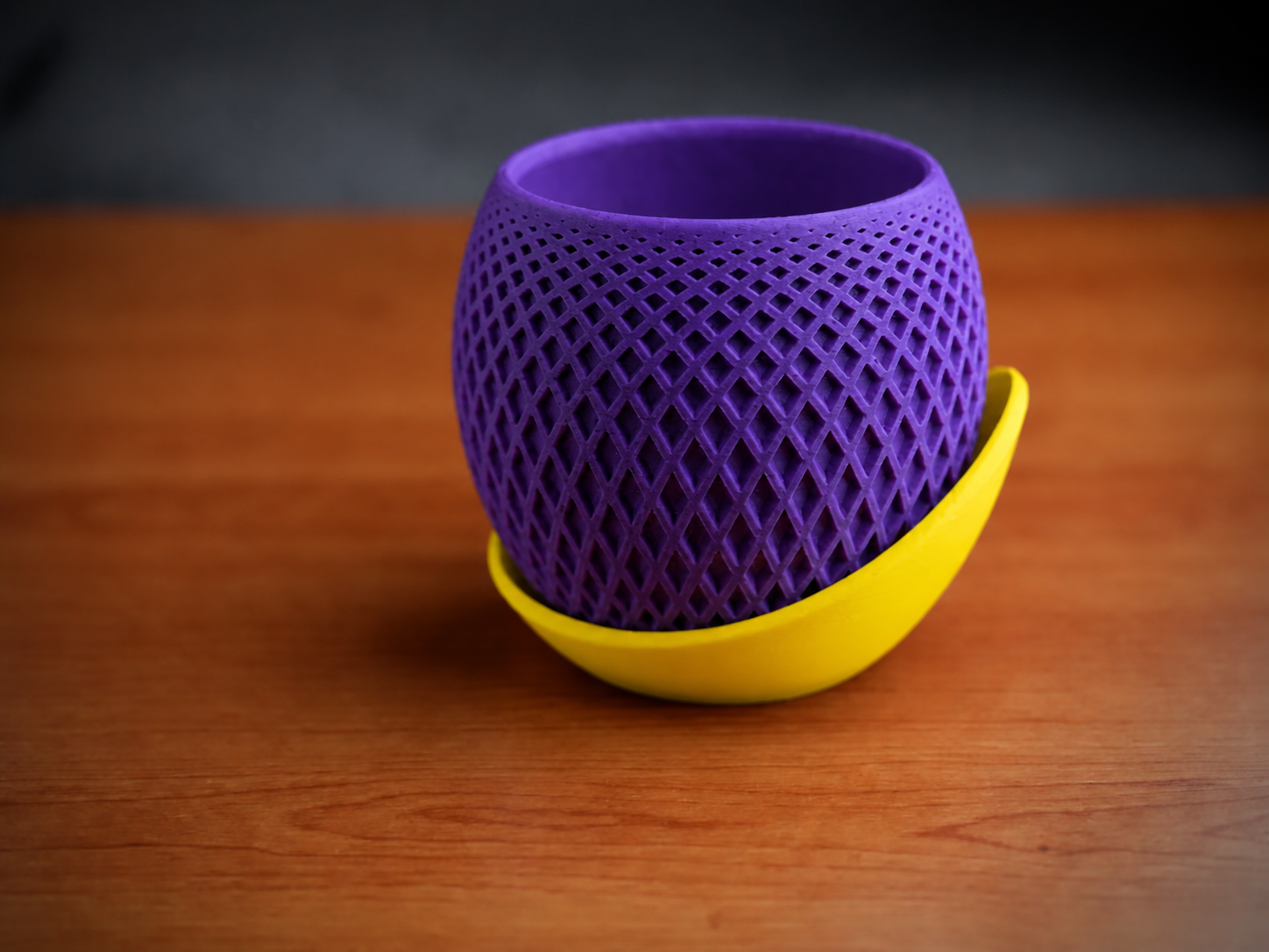 Küre Saksı – 3D Baskı Kafes Dokulu İki Parçalı Dekoratif Saksı - Mor-Sarı