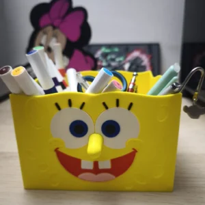 Sevimli Kare Deniz Süngeri Figürlü Kalemlik – 3D Baskı Masaüstü Organizer