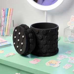Kabartma Kalp Desenli Kapaklı Kalemlik – 3D Baskı Masaüstü Organizer - Siyah