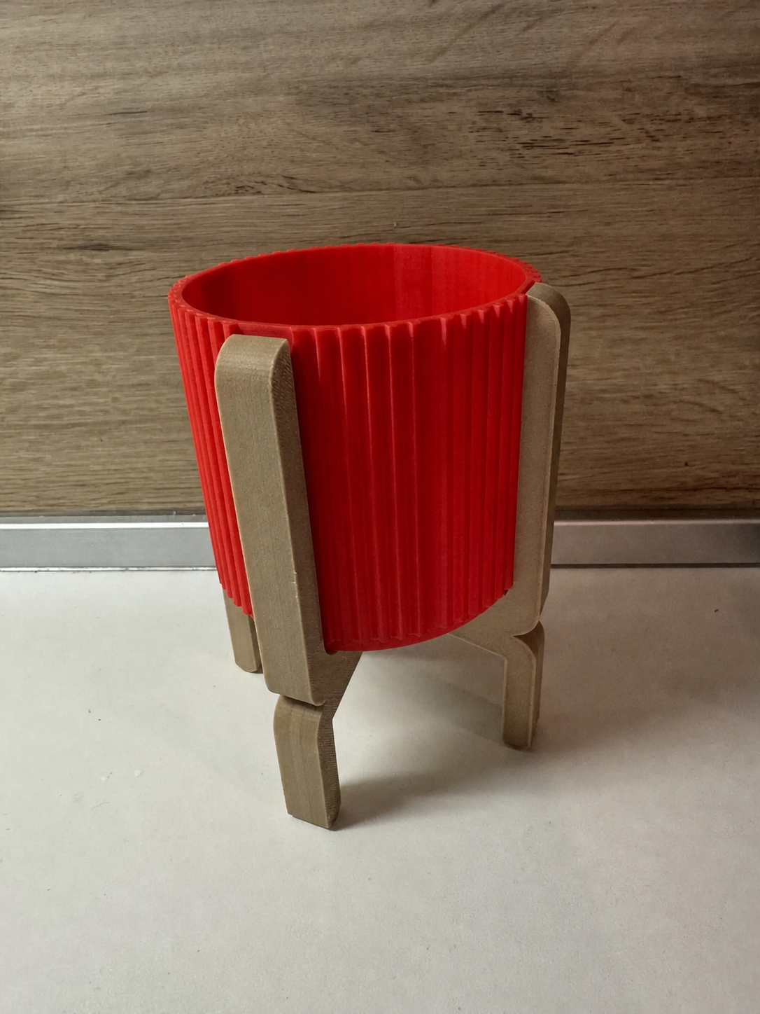 Ayaklı Çizgili Saksı – 3D Baskı Bej Standlı Dekoratif Saksı - Kırmızı - Görsel 2