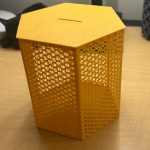Petek Desenli Altıgen Kumbara Bal Peteği Dokulu Dekoratif Para Biriktirme Kutusu 12x12,5 cm – 3D Baskı