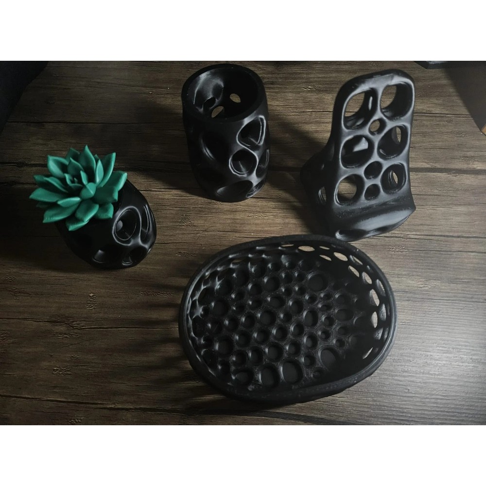 Organik Delikli Masaüstü Set – Telefon Standı, Kalemlik, Tepsi, Mini Saksı (4 Parça)